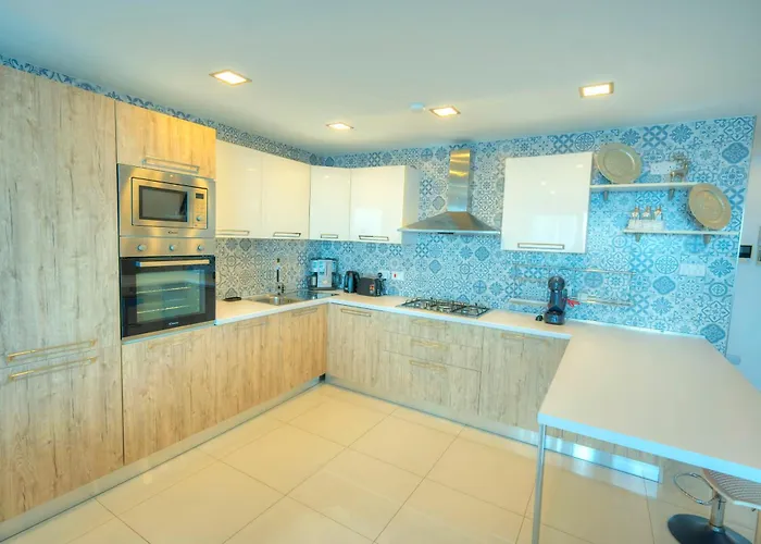 Modern, Large 3bedroom, Spectacular Views Goslm-9 *